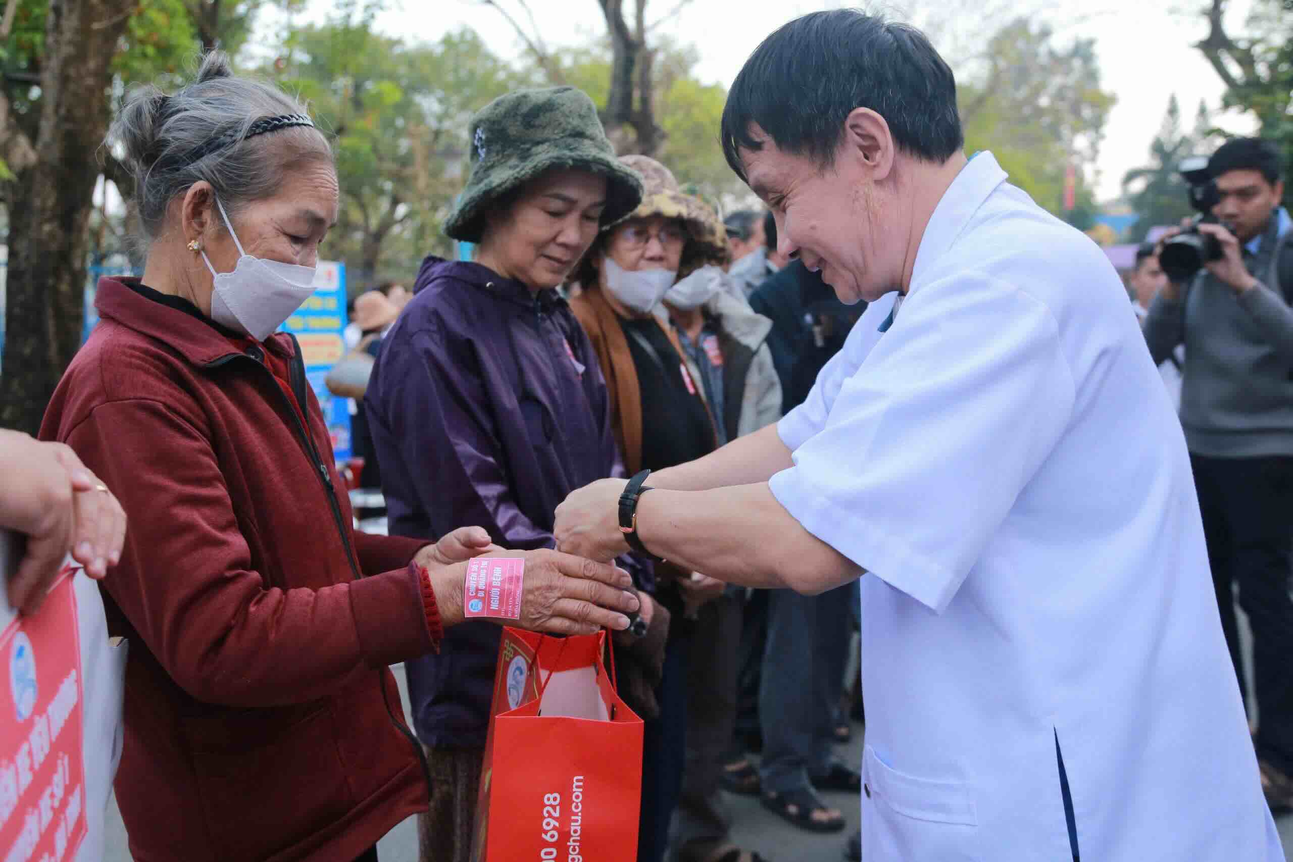 GS Pham Nhu Hiep - Giam doc Benh vien Trung uong Hue tang qua Tet den benh nhan truoc khi ve que an Tet. Anh: Quang Hanh.