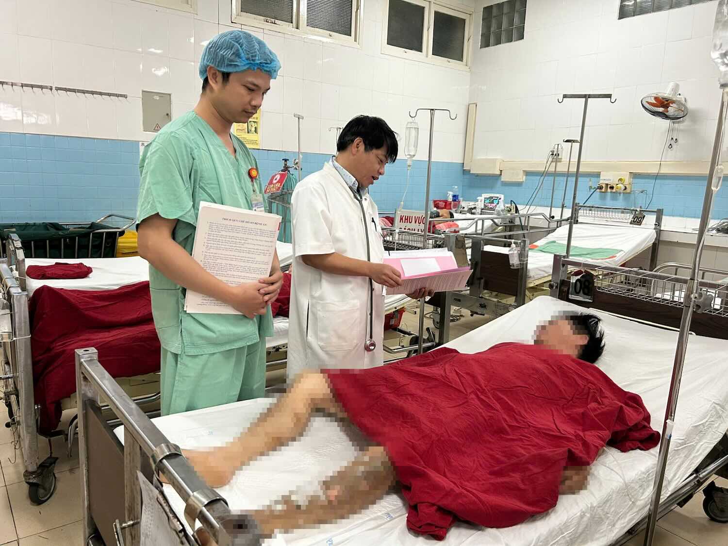 Hue Central Hospital doctors treat emergency patients. Photo: H. trang.