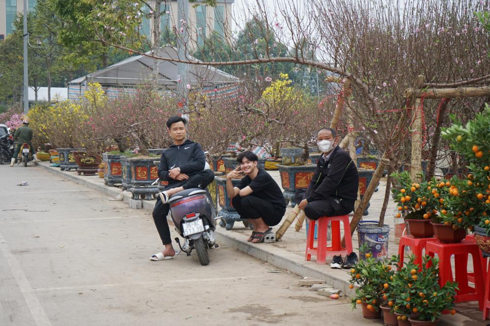 Cac tieu thuong ban dao quat, ngoi ngong nguoi mua. Anh: Quach Du