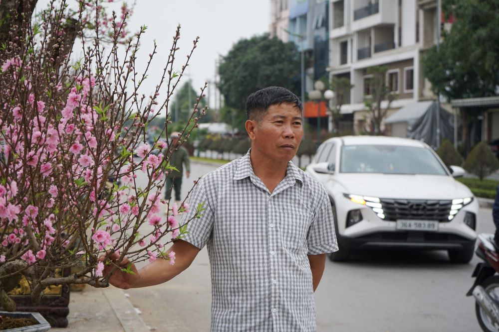 “Nam nay suc mua giam rat manh, ngoai ra, con giam ca gia thanh, khi khach hang tra gia thap. Nam nay chi nguoi trong dao la trung, boi ban duoc gia cao, con tieu thuong ban duoc hoa von la da may roi,” anh Tau cho hay. Anh: Quach Du