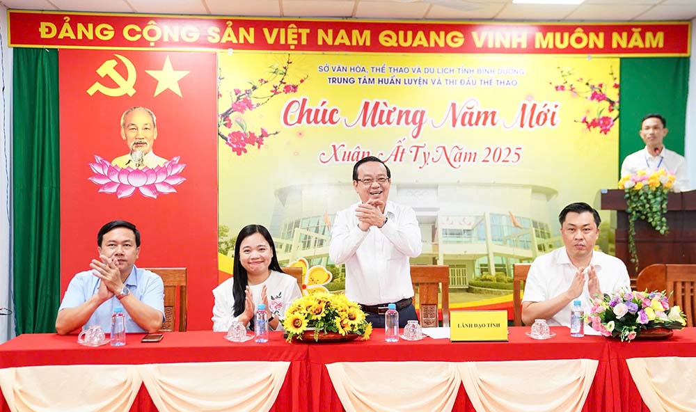 Mr. Bui Minh Thanh - Vice Chairman of the Provincial People's Committee and the provincial leadership delegation at the meeting, visited and wished the sports industry of Binh Duong a happy new year. Photo: Department of Culture, Sports and Tourism of Binh Duong