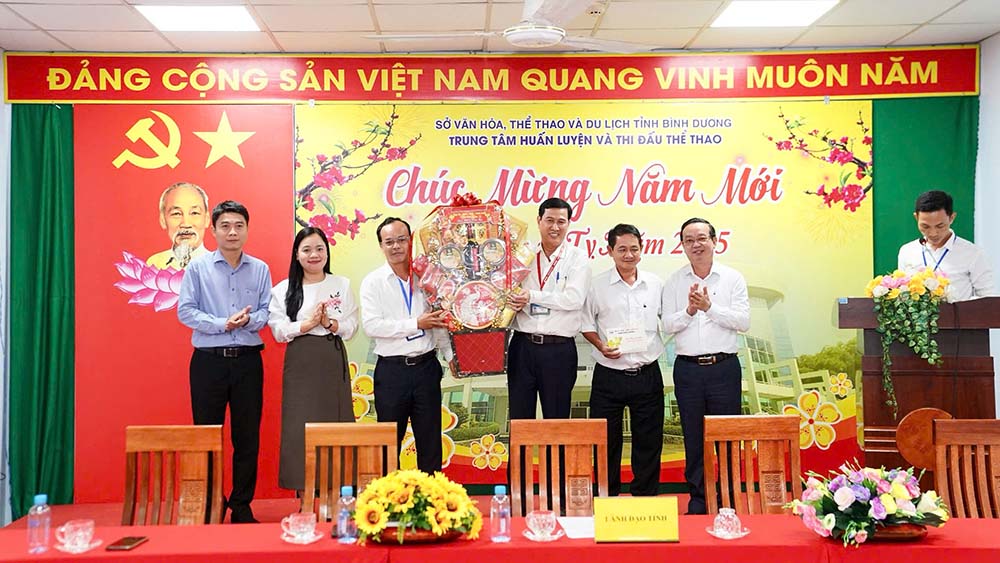 Pho Chu tich UBND tinh cung doan lanh dao tinh tang qua chuc mung nam moi den tap the Trung tam Huan luyen va Thi dau The thao tinh Binh Duong. Anh: So VHTTDL Binh Duong