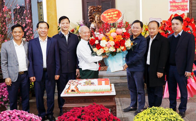 Leaders of Bac Ninh province presented flowers and New Year wishes to General Pham Van Tra. Photo: Dang Hoa