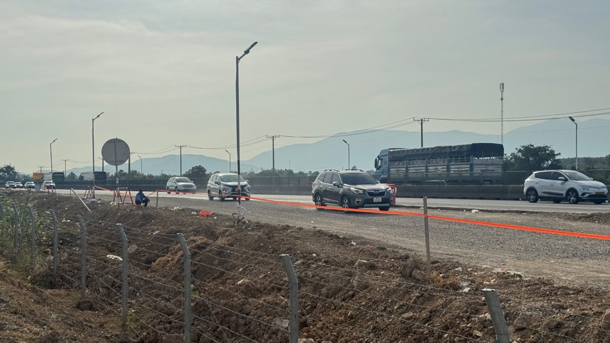 Cac oto tu cao toc re vao duong noi dan vao tram dung nghi. Anh: Duy Tuan 