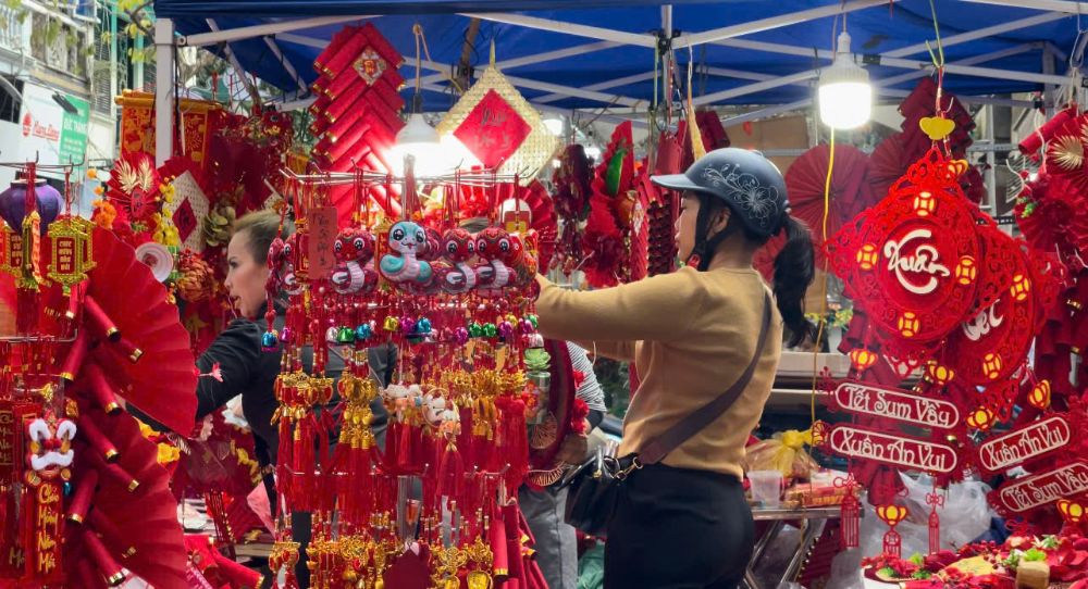 Hanoians are busy shopping for Tet. Photo: Hoang Hue