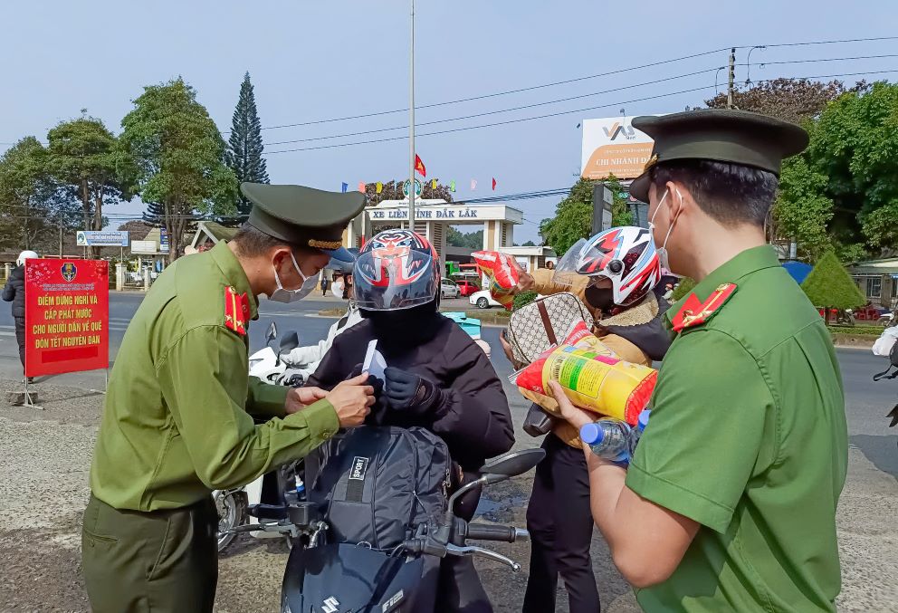 People are supported with gas coupons, snacks, and drinks to return home for Tet. Photo: Do ​​Bao Lam