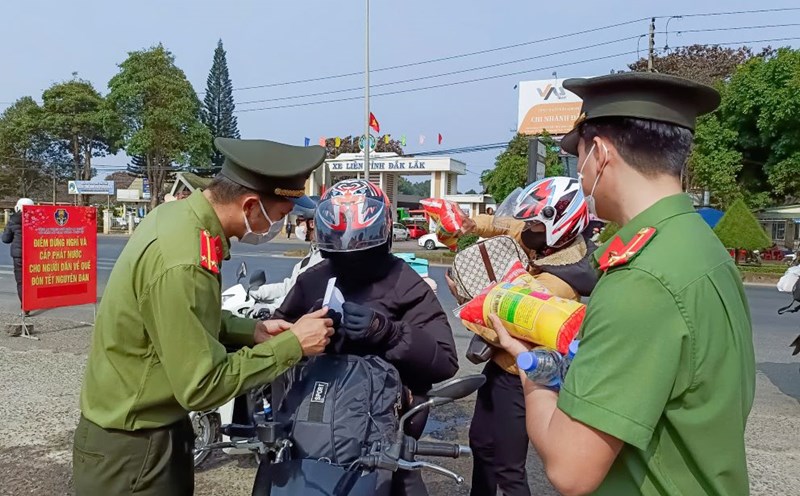 People are supported with gas coupons, snacks, and drinks to return home for Tet. Photo: Do Bao Lam
