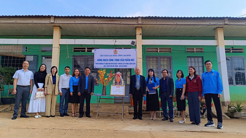 The project is a meaningful gift from union members and workers of schools in the district to the teachers. Photo: Ngoc Quy