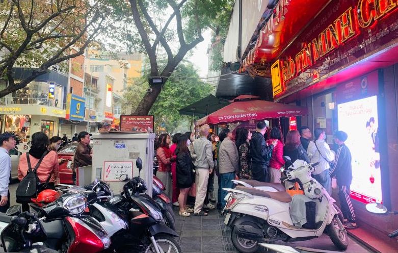 Ngay 25.1, gia vang nhan tang cao. Nhieu nguoi den cua hang vang bac da quy tai Ha Noi de mua vao. Anh: Phuong Anh 