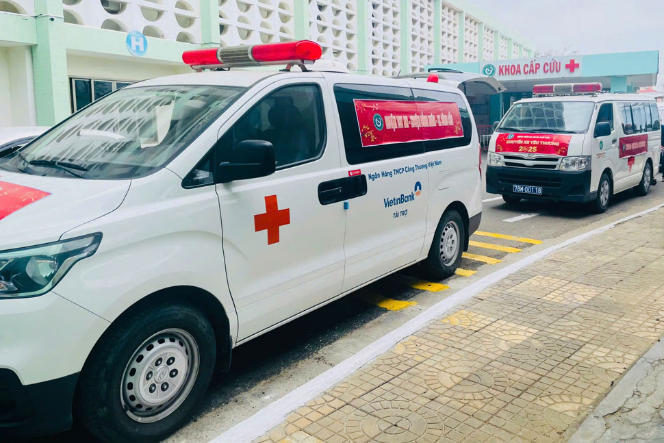 Bệnh viện Đa khoa tỉnh Phú Yên bố trí những chuyến xe "0 đồng" để đưa bệnh nhân khó khăn về nhà đón Tết. Ảnh: Minh Hằng