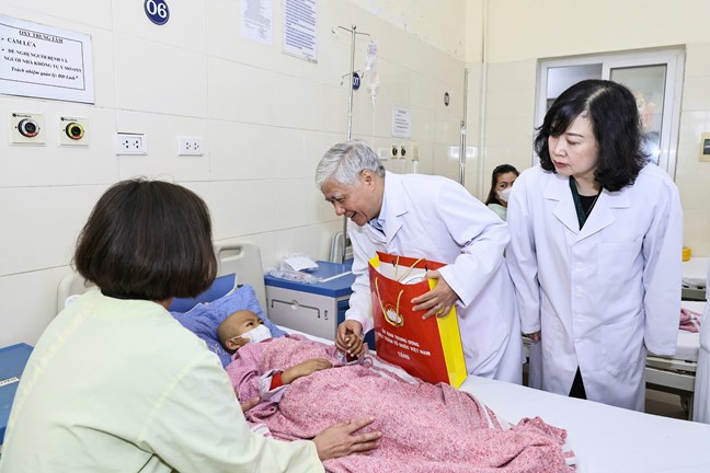 Member of the Politburo, Secretary of the Party Central Committee, Chairman of the Central Committee of the Vietnam Fatherland Front Do Van Chien visited and encouraged cancer patients being treated at the K Hospital, Tan Trieu facility, Thanh Tri district, Hanoi city. Photo: Pham Dong