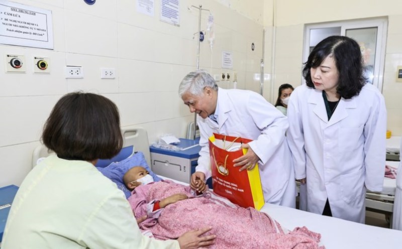 Member of the Politburo, Secretary of the Party Central Committee, Chairman of the Central Committee of the Vietnam Fatherland Front Do Van Chien visited and encouraged cancer patients being treated at the K Hospital, Tan Trieu facility, Thanh Tri district, Hanoi city. Photo: Pham Dong