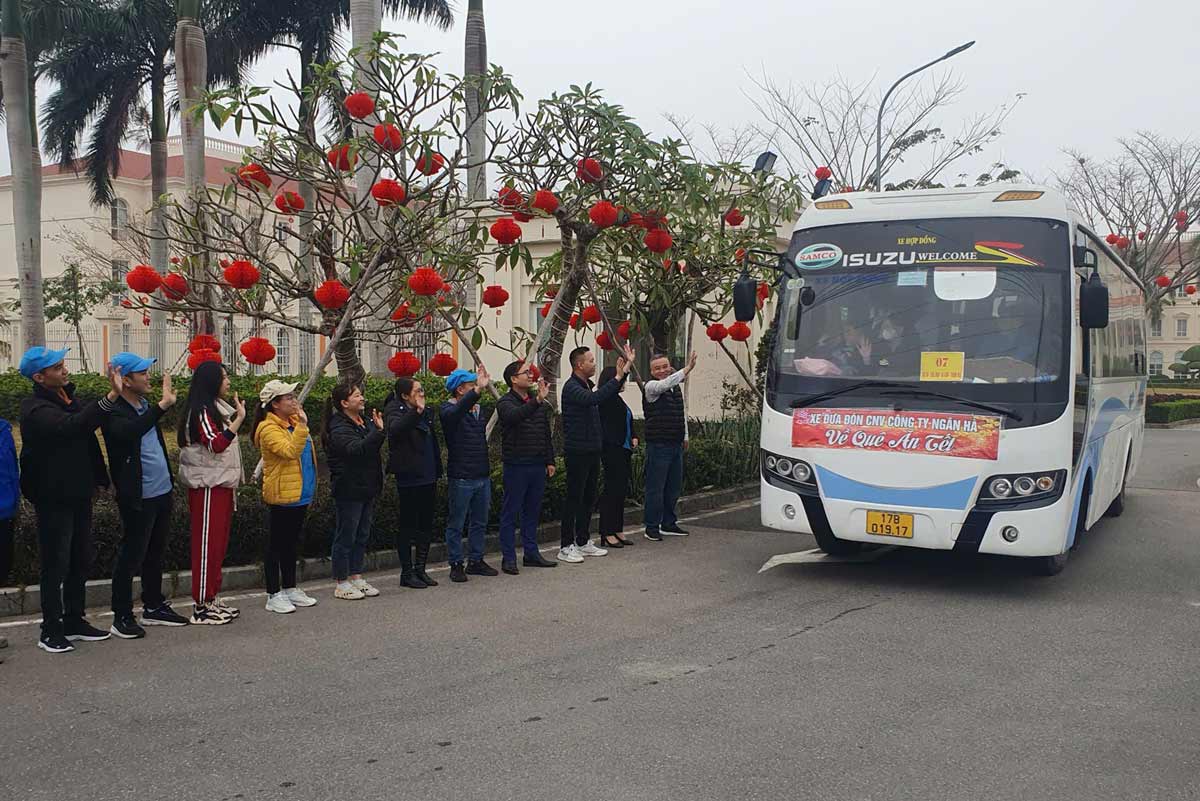 Liên đoàn lao động và lãnh đạo huyện Hải Hà, công đoàn công ty TNHH Khoa học kỹ thuật TexHong Ngân Hà tiễn công nhân về quê đón Tết. Ảnh: LĐLĐ Hải Hà