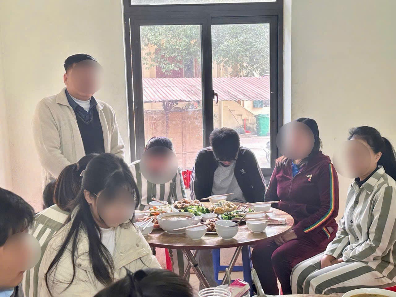 Family meal for 3 prisoners at Cao Bang Provincial Police Detention Center. Photo: Cao Bang Police