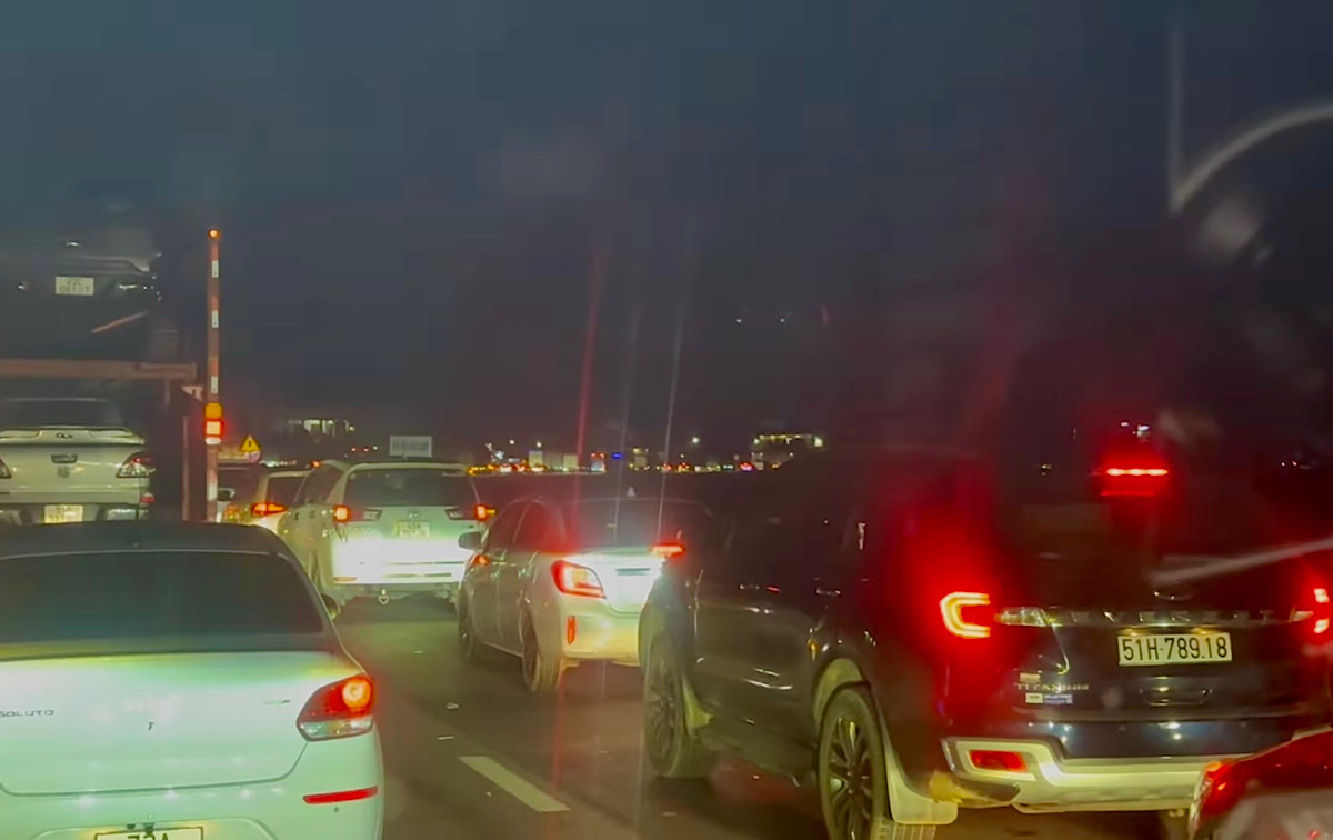 National Highway 1 through Gianh Bridge (Quang Binh) is congested for about 500m. Photo: Nguyen Luong