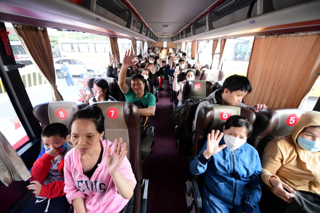 “Happy Bus 2025” takes 900 workers, students and families in difficult circumstances home for Tet for free. Photo: Mai Trang