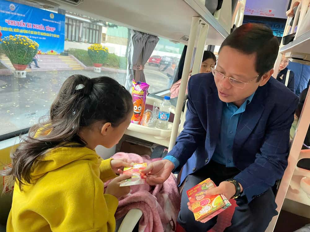 Chairman of Gia Lai Provincial Labor Federation Nguyen Hoang Phong gives Tet lucky money to workers' children. Photo: Thanh Tuan