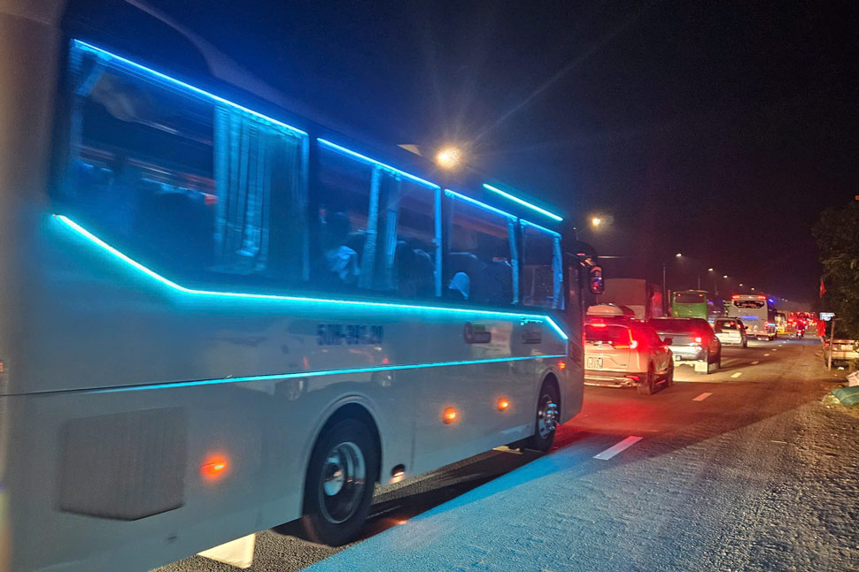 Vehicles lined up, moving sluggishly on National Highway 1 through An Hiep commune (Tuy An district, Phu Yen). Photo: Hoai Luan