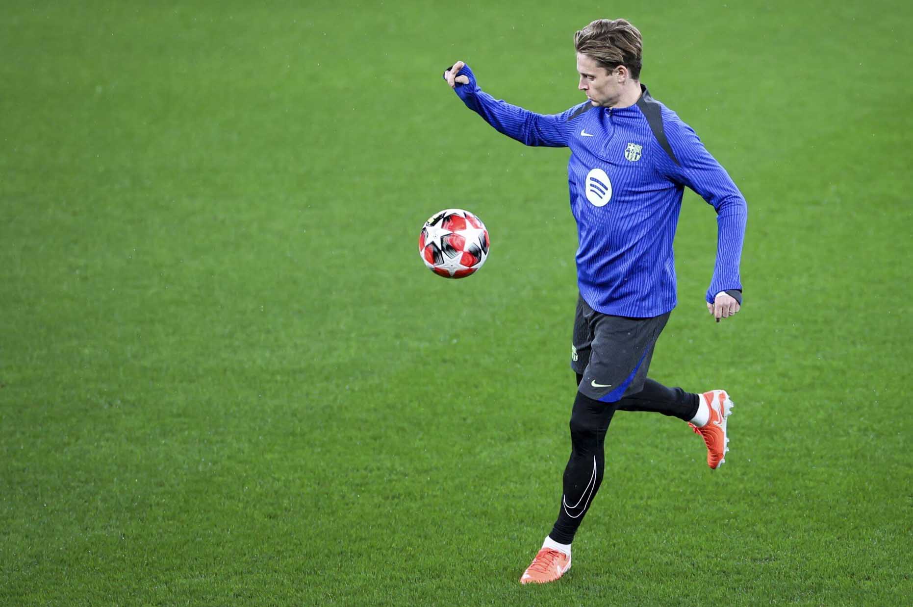 Frenkie de Jong dang tap luyen rat tot va san sang da chinh bat cu luc nao. Anh: AFP