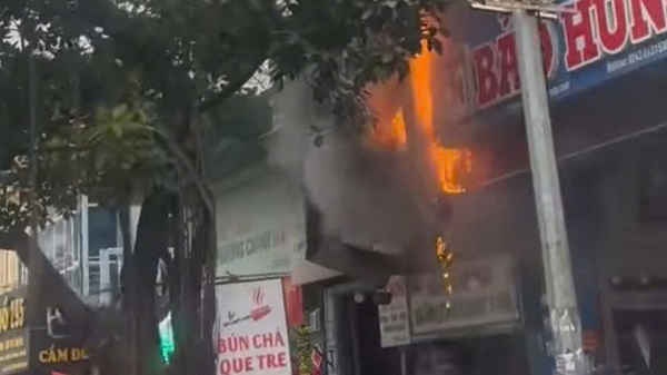 Vụ hỏa hoạn tại quán bún chả trên phố Bạch Mai. Ảnh: Thạch Mộc