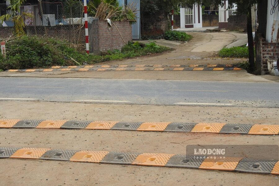 Speed ​​bumps have been installed at the connection points with the inter-regional road through Cam Khe district. Photo: To Cong.
