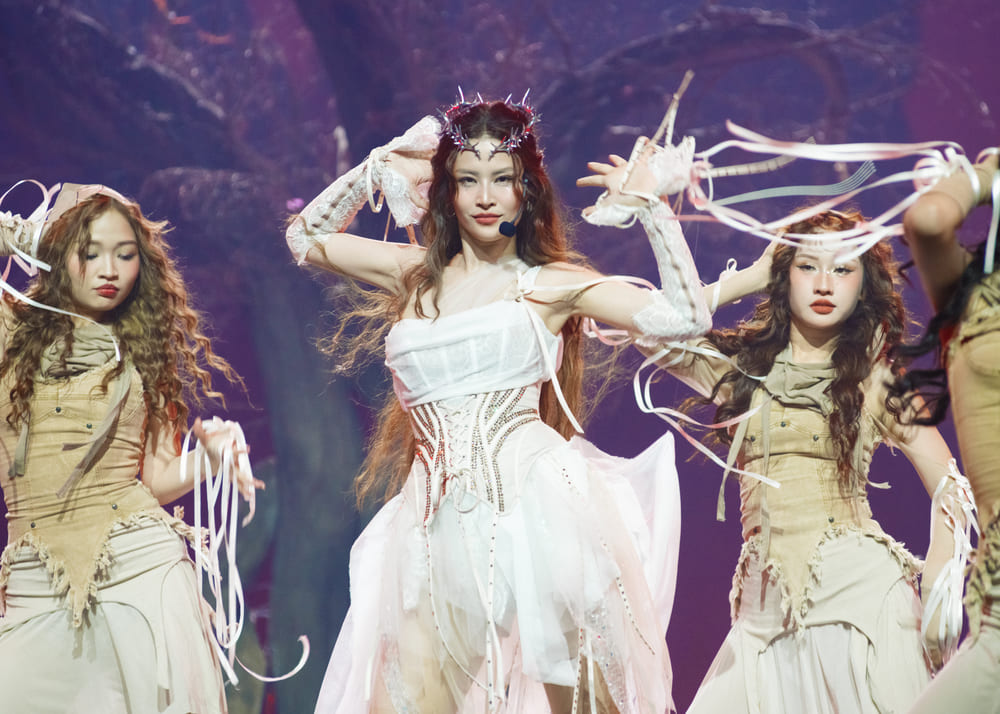 Dong Nhi made an impressive comeback with a vibrant dance performance. Photo: Interviewee