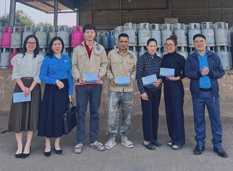 Công đoàn đến tận nhà máy tặng quà Tết cho người lao động