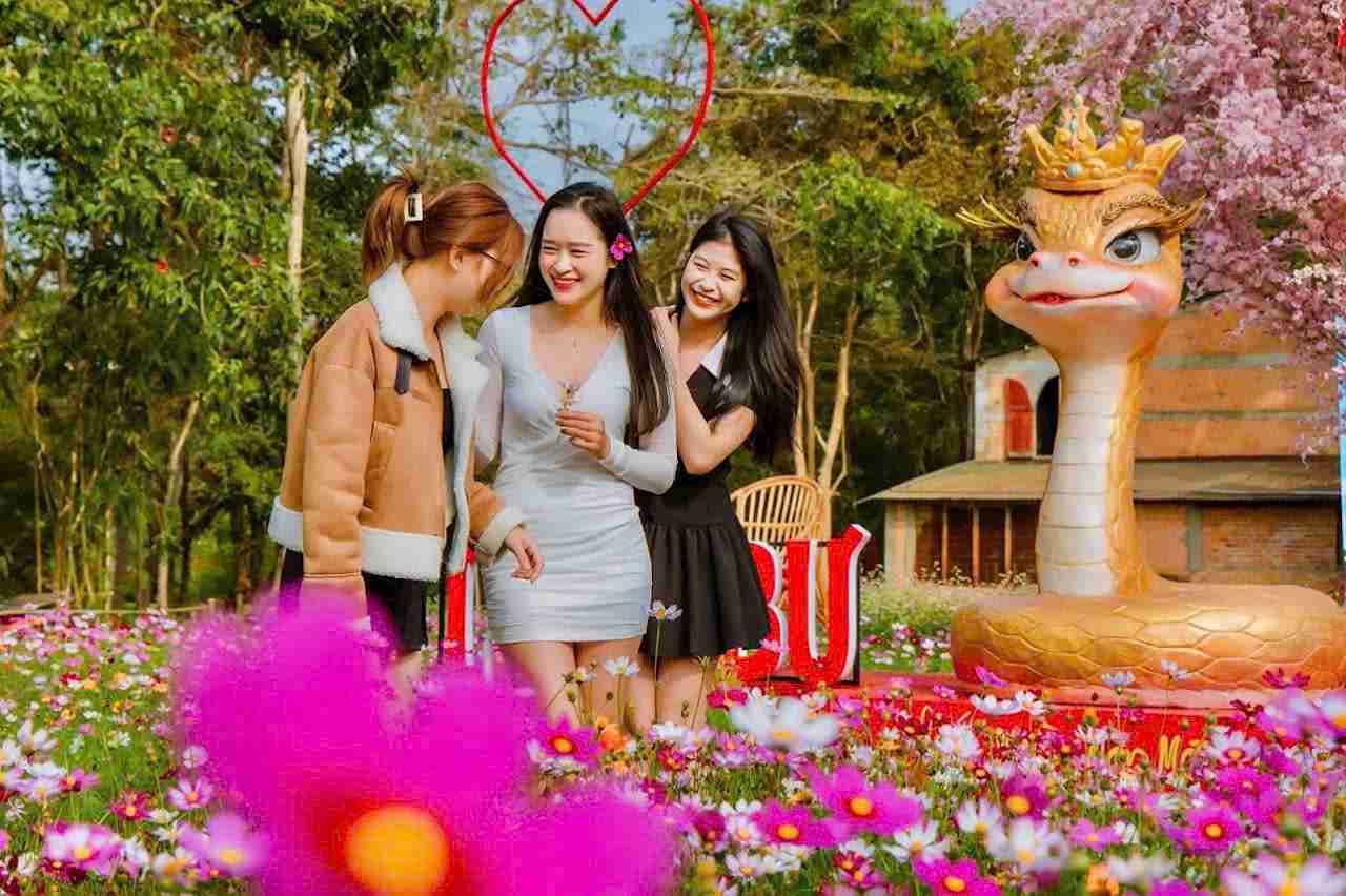 Many young people choose Dak Lak province to visit and relax during the Lunar New Year 2025. Photo: Bao Trung