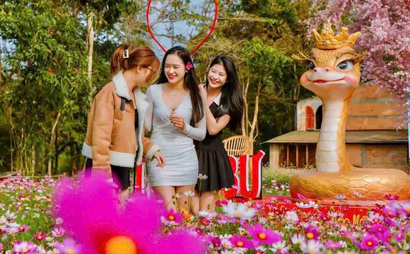 Many young people choose Dak Lak province to visit and relax during the Lunar New Year 2025. Photo: Bao Trung