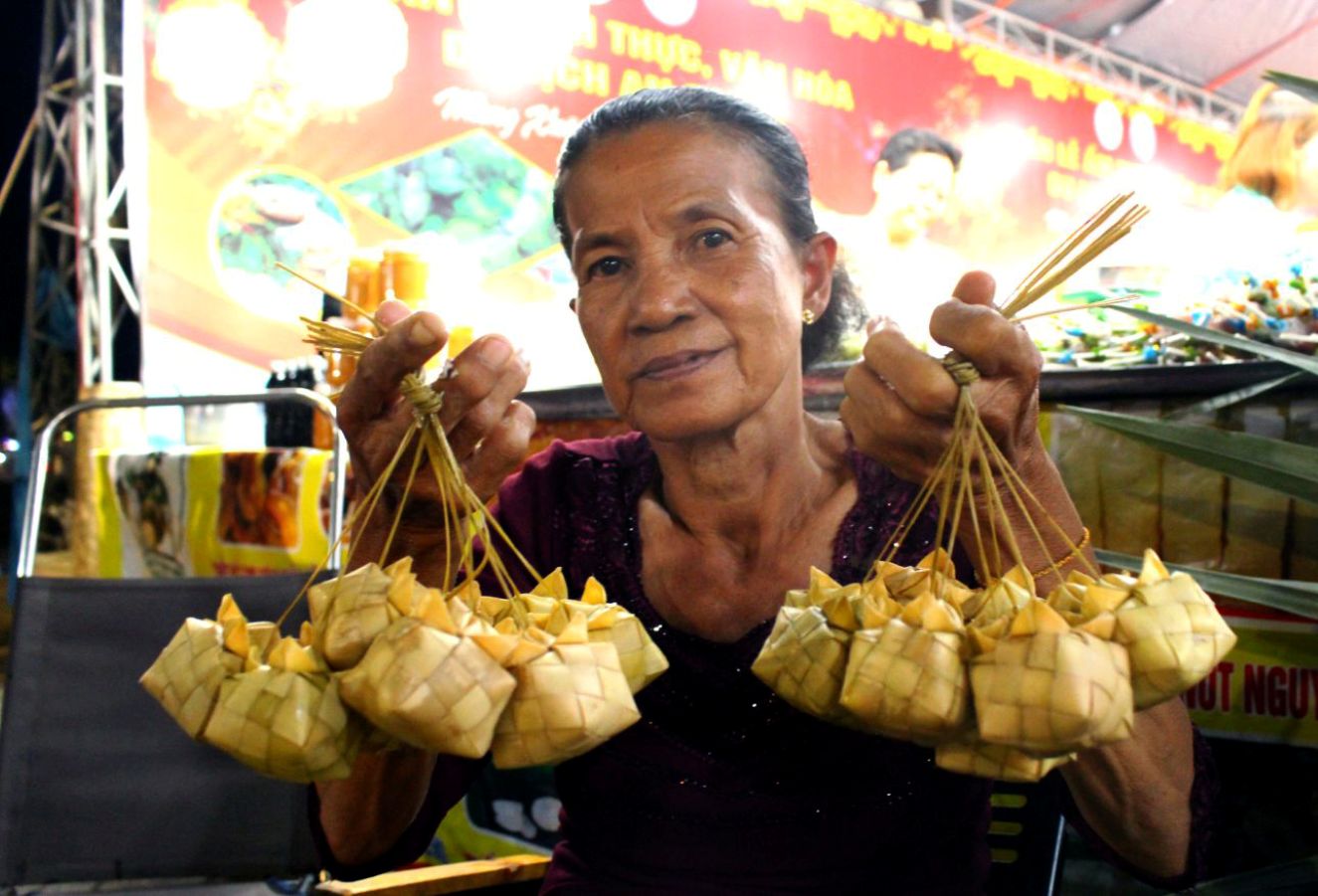 Ba Neang Phuong (xa O Lam, huyen Tri Ton) nguoi co gan nua the ky gan bo voi nghe lam banh Ca Tum. Anh: Luc Tung 