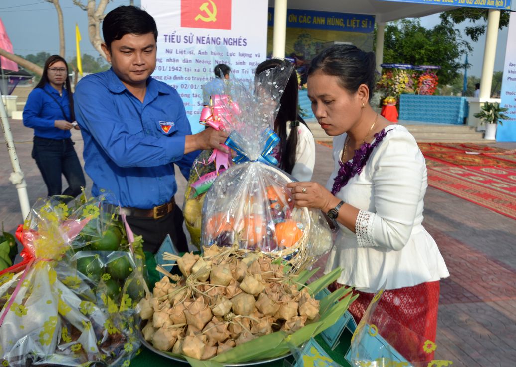 Truoc day banh Ca Tum duoc lam trong cac dip le, Tet cua dong bao Khmer vung Bay Nui. Anh: Luc Tung