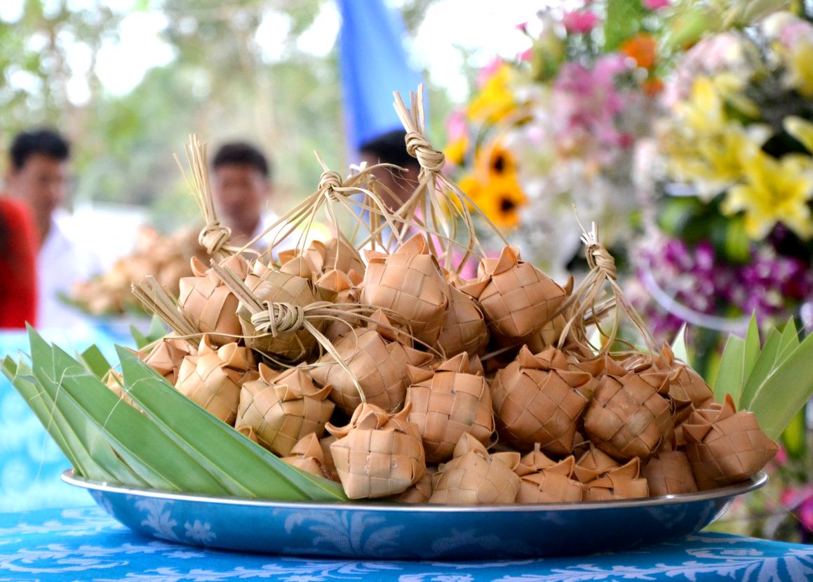 Ca tum, loai banh nep goi la truyen thong cua dong bao Khmer Bay Nui duoc xem nhu co ho hang voi banh tet cua nguoi Kinh Nam bo va banh chung o vung Bac Bo. Anh: Luc Tung