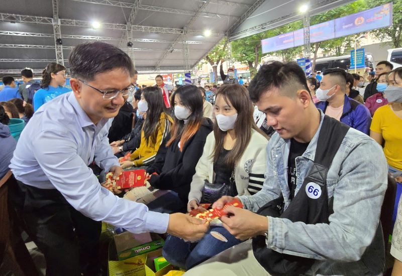 Ông Nguyễn Mạnh Cường - Ủy viên Ban Thường vụ, Trưởng Ban Dân vận Thành ủy TPHCM - lì xì cho các công nhân lao động. Ảnh: Nam Dương