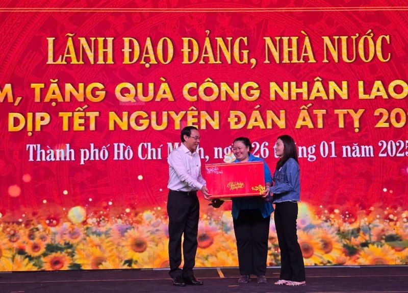 On behalf of the Party and State leaders, Mr. Nguyen Van Nen - Politburo member, Secretary of the Ho Chi Minh City Party Committee (left cover) - visited and presented Tet gifts to the collective of workers in Ho Chi Minh City. Photo: Nam Duong