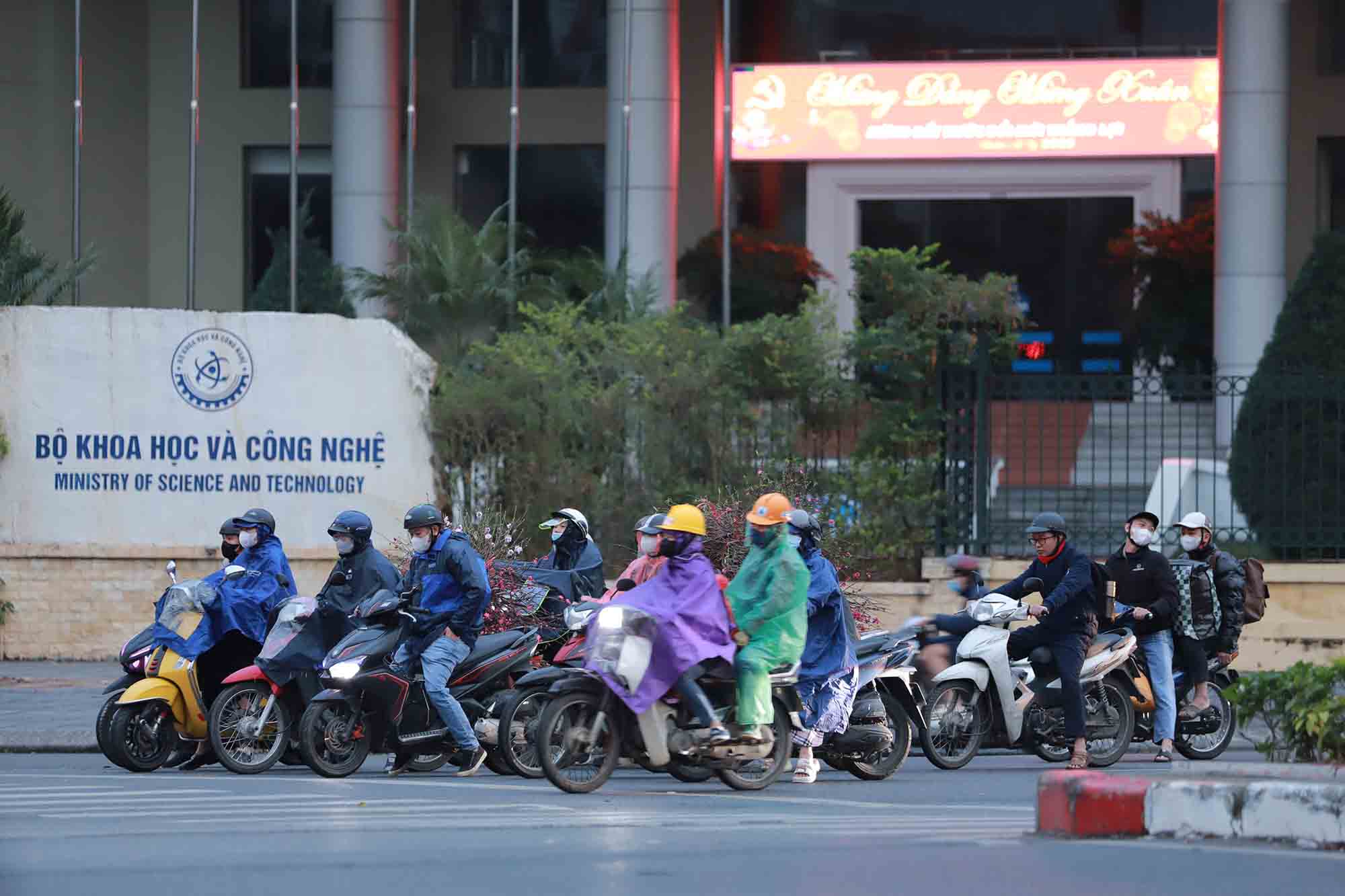 Khoang 7h30, troi xuat hien mua rao rai rac. Nhieu nguoi phai  mac ao mua de di chuyen. 