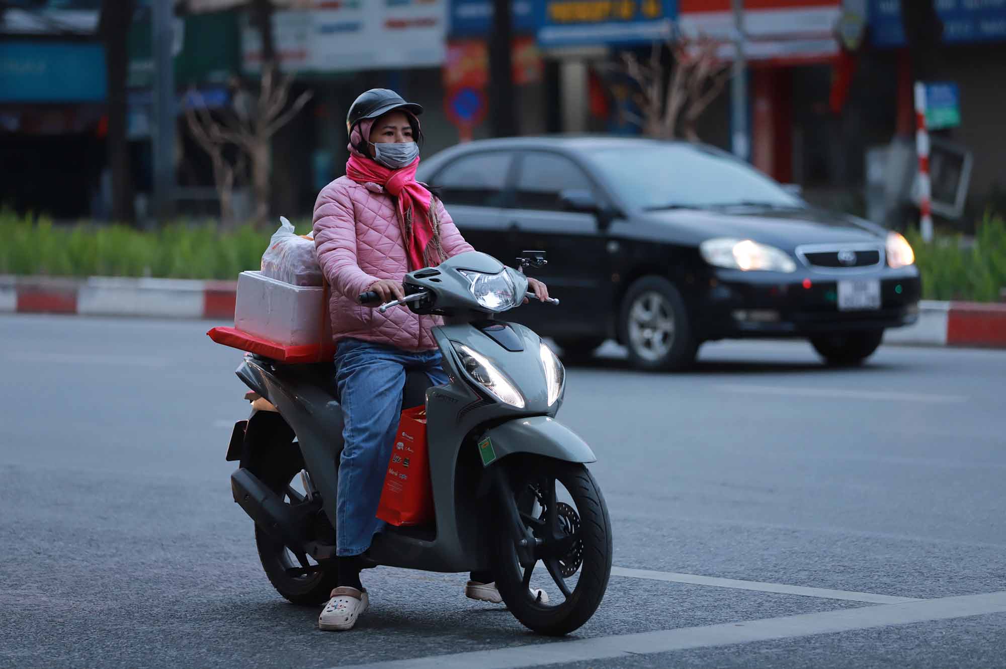 Theo ghi nhan khoang 7h sang 26.1, nhiet do ngoai troi o Ha Noi o muc 14 do C. Nhieu nguoi di duong da phai mac them ao am, khan quang de ngan gio lanh.