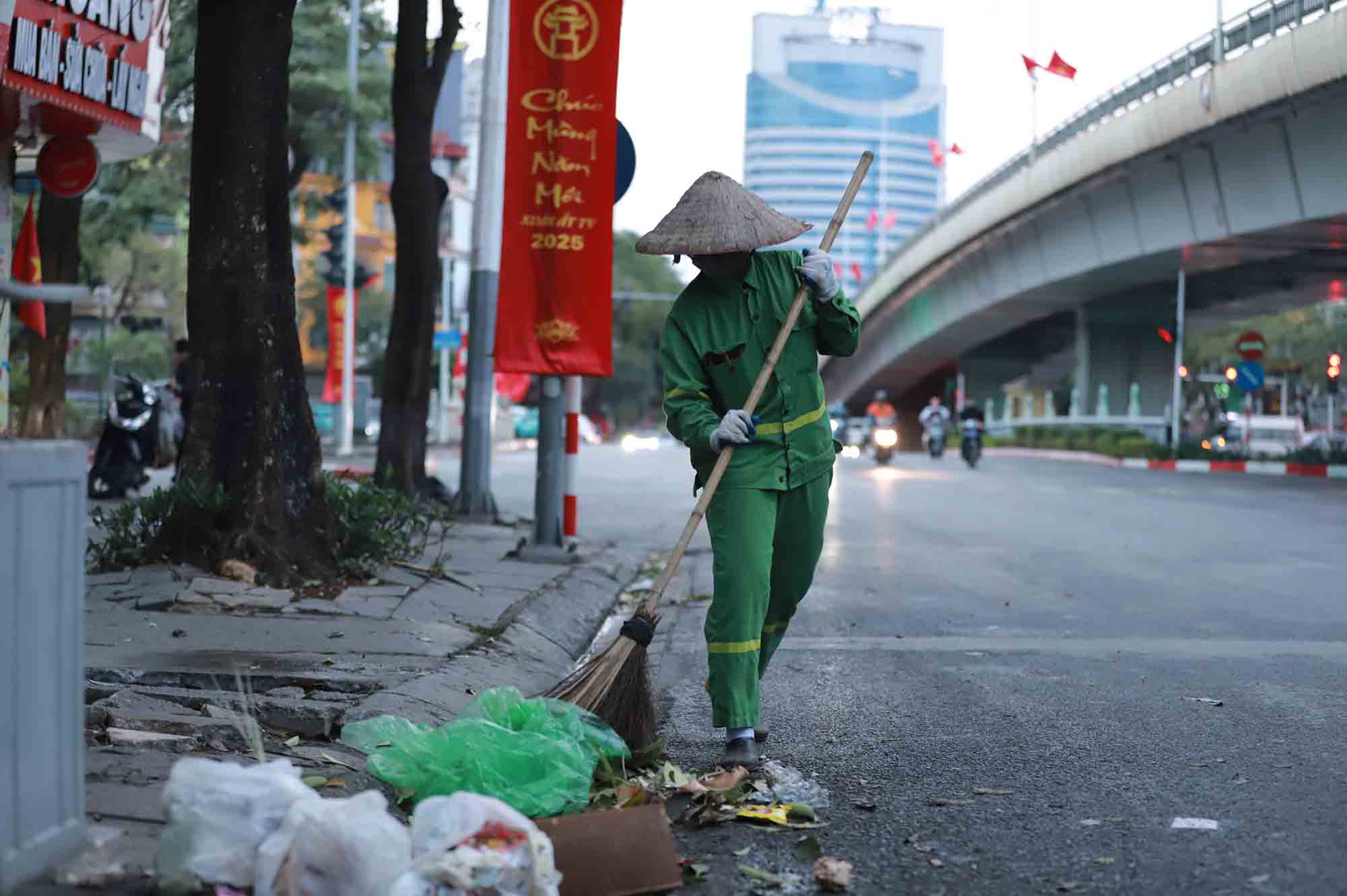 Lam nghe ve sinh moi truong, chi Nguyen Thi Bich (Dan Phuong, Ha Noi) chia se: “Ngay hom nay dot ngot chuyen lanh hon binh thuong, toi phai deo them gang tay, mac ao kin de tranh gio, giu am cho co the“.