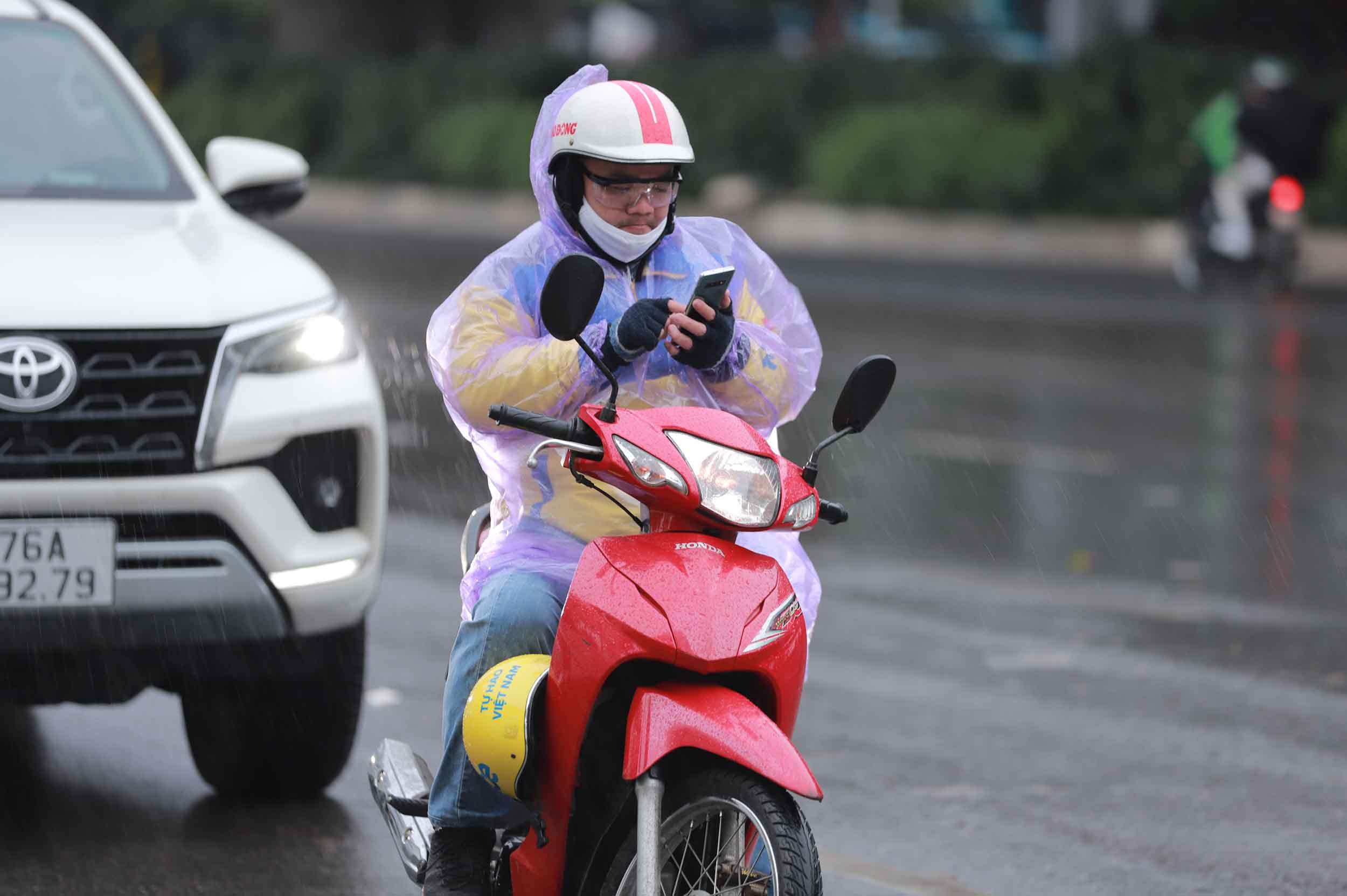 Mua lon khien nguoi dan kho khan khi di chuyen. Nguoi dan ra duong co ro do mua ret. 