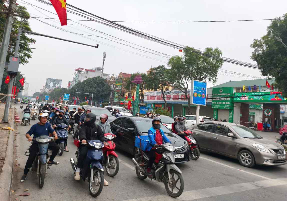 Vinh streets on January 26, 2025 were packed with vehicles. Photo: Quang Dai
