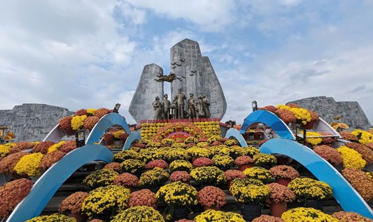 Thảm hoa, thuyền rồng độc đáo đón Tết ở Quảng Bình. Ảnh: Quang Minh