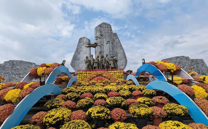 Unique flower carpets and dragon boats welcome Tet in Quang Binh. Photo: Quang Minh
