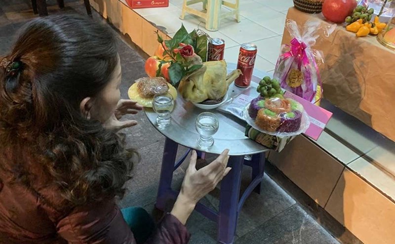 Should we worship New Year's Eve indoors or outdoors first during the Lunar New Year 2025?