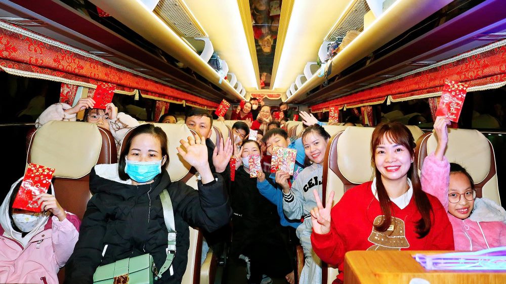 Workers of Yazaki Hai Phong Vietnam Co., Ltd. are happy on the bus to go home for Tet. Photo: Yazaki