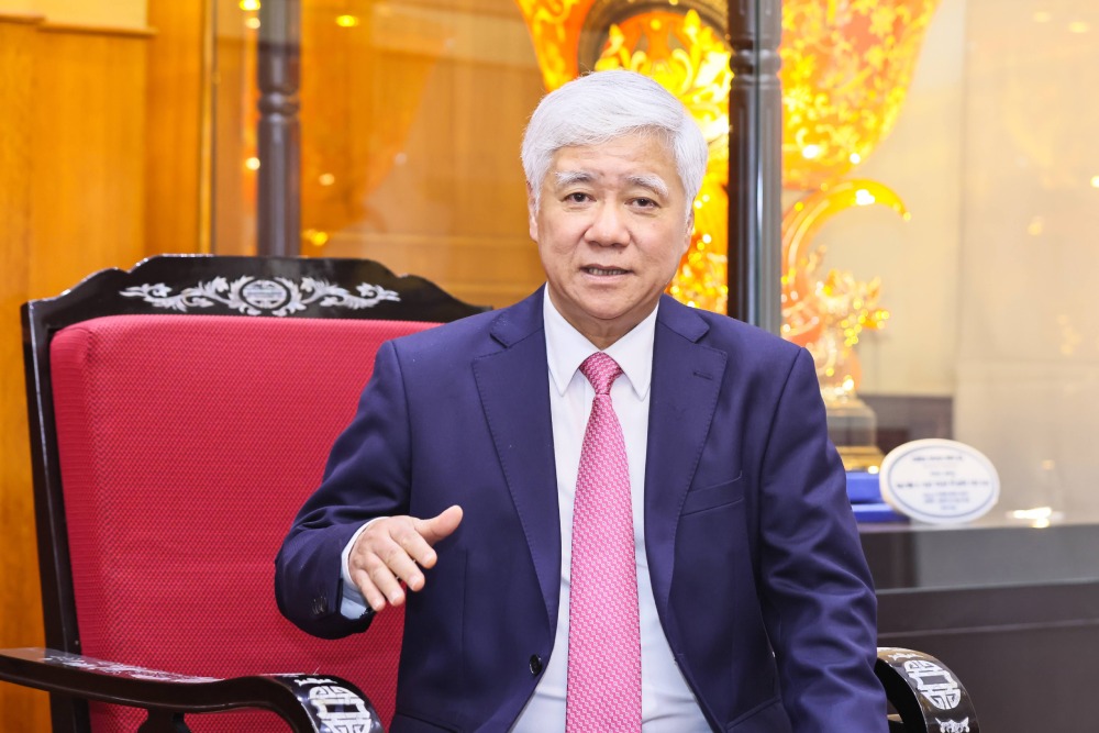 Mr. Do Van Chien - Politburo member, Secretary of the Party Central Committee, Chairman of the Central Committee of the Vietnam Fatherland Front, talked with Lao Dong Newspaper before the New Year of At Ty 2025 about reforming the apparatus to be streamlined, effective and efficient. Photo: Pham Dong