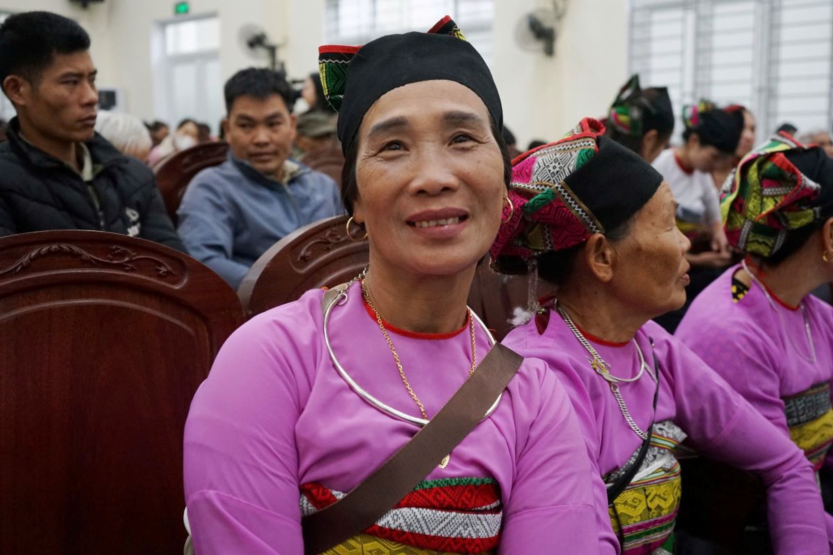 Ba Le Thi Ngoc (xa Cao Ngoc, huyen Ngoc Lac, tinh Thanh Hoa) thuoc dien gia dinh kho khan rat hao huc cho don Thu tuong. Theo ba Ngoc, ba da day tu rat som, mong den gio duoc gap Thu tuong. Anh: Quach Du