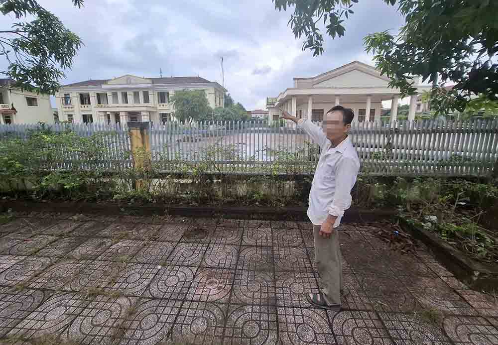 Public property is the headquarters of Thach Huong commune (old), now in Tan Lam Huong commune (Ha Tinh city), abandoned for many years since the merger. Photo: Tran Tuan.