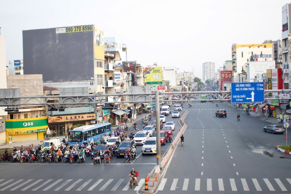 Khu vực ngã 4 Hàng Xanh bình thường nơi đây một trong điểm nóng về kẹt xe, tuy nhiên sáng nay thông thoáng lạ thường. Ảnh: Anh Tú