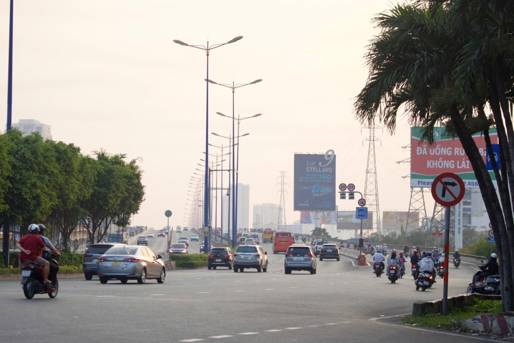 Khu vực đường Điên Biên Phủ hướng về cầu Sài Gòn thường ngày nơi đây thường xuyên ún ứ, tuy nhiên sáng nay lưu lượng xe ít, khá thông thoáng. Ảnh: Anh Tú