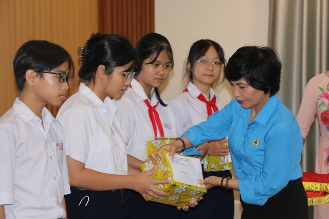 Illustrative photo of Khanh Hoa province supporting tuition fees for students at many levels. Photo: Phuong Linh