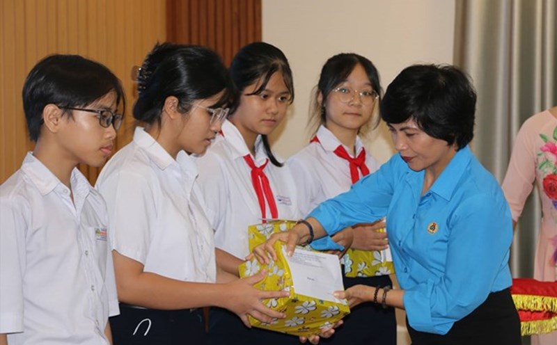 Illustrative photo of Khanh Hoa province supporting tuition fees for students at many levels. Photo: Phuong Linh